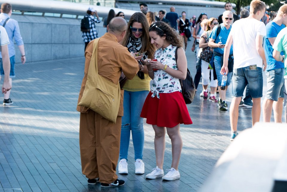 Fake Monks Tourist Scams